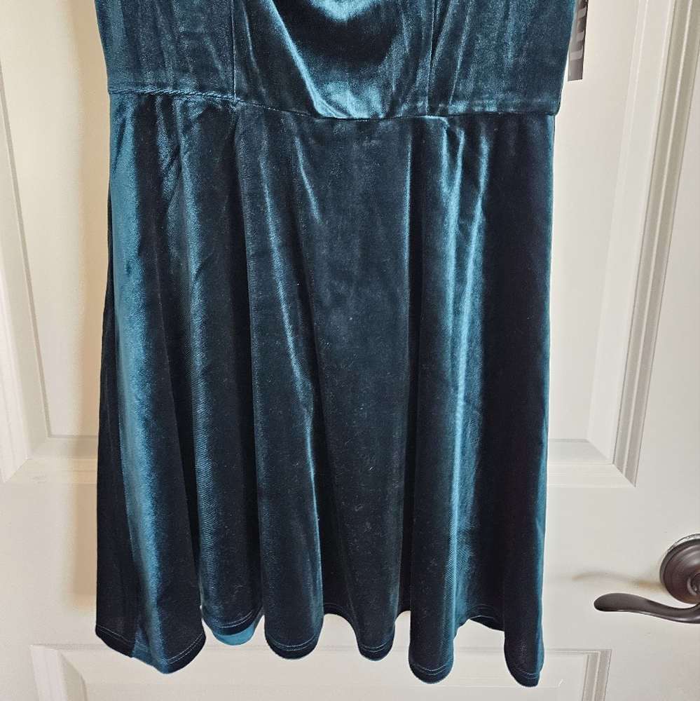 NWT TRIXXI Emerald Green Velvet Off the Shoulder Mini Dress Women's Size Medium - Picture 6 of 11
